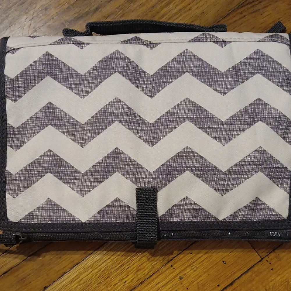Skip Hop Zigzag Diaper Bag With Changing Pad - Gray and White NWOT